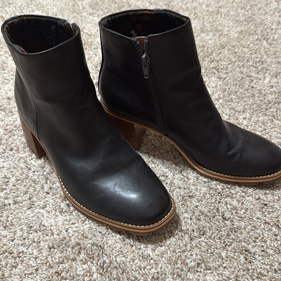 KORKS Black Leather Women's Voilet Bootie - Picture 2 of 8